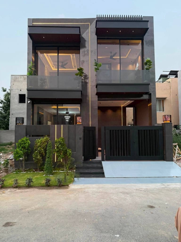 Family-Friendly 7 Marla Old House in Block 4